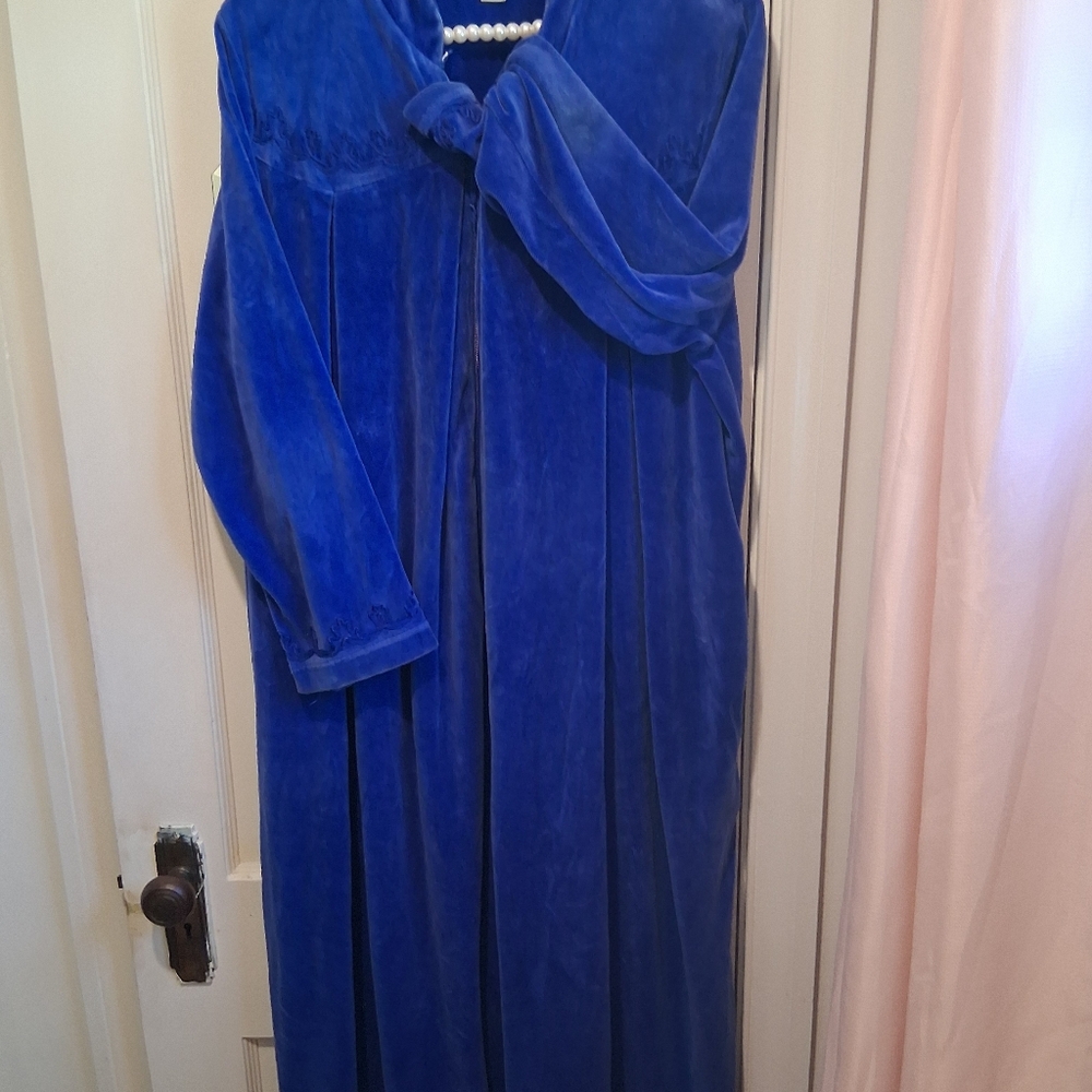Cabernet Sapphire Velvet Robe